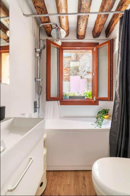 Ca 3 Leoni - Romantic House In The Heart Of Венеция Экстерьер фото